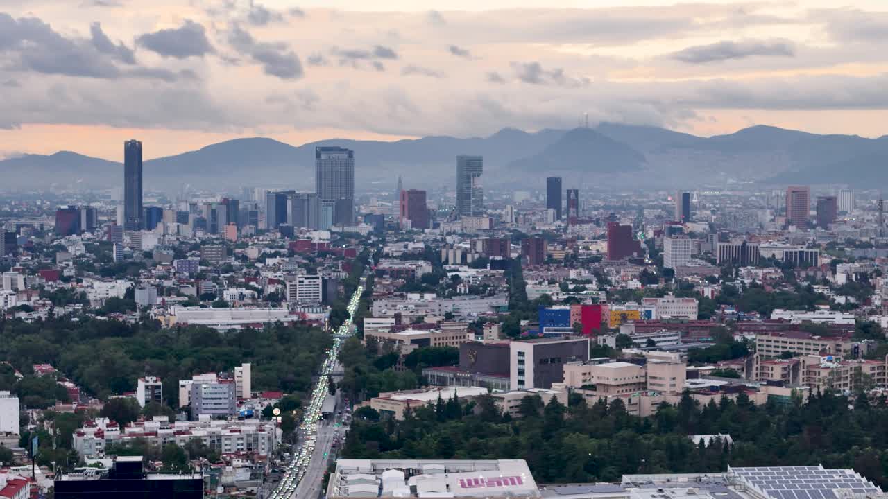 Bulutlu bir günde Meksika şehir merkezinin çekimi.