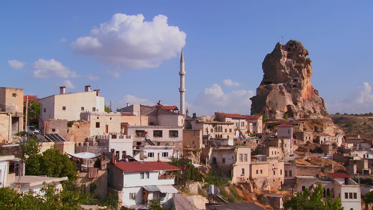 un pueblo atractivo en el centro de turquía en la región de capadocia