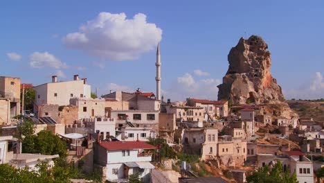 Un-Atractivo-Pueblo-En-El-Centro-De-Turquía-En-La-Región-De-Capadocia