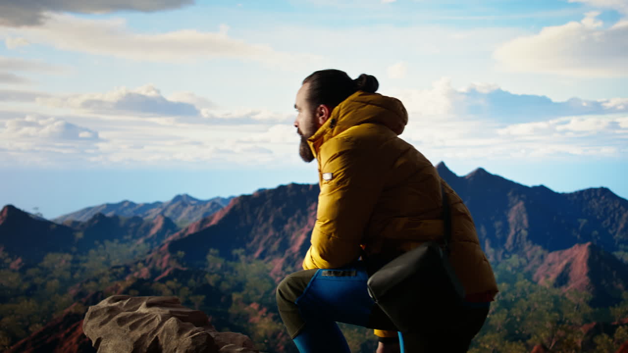 fotógrafo grabando contenido profesional con su dron en la cima de una montaña