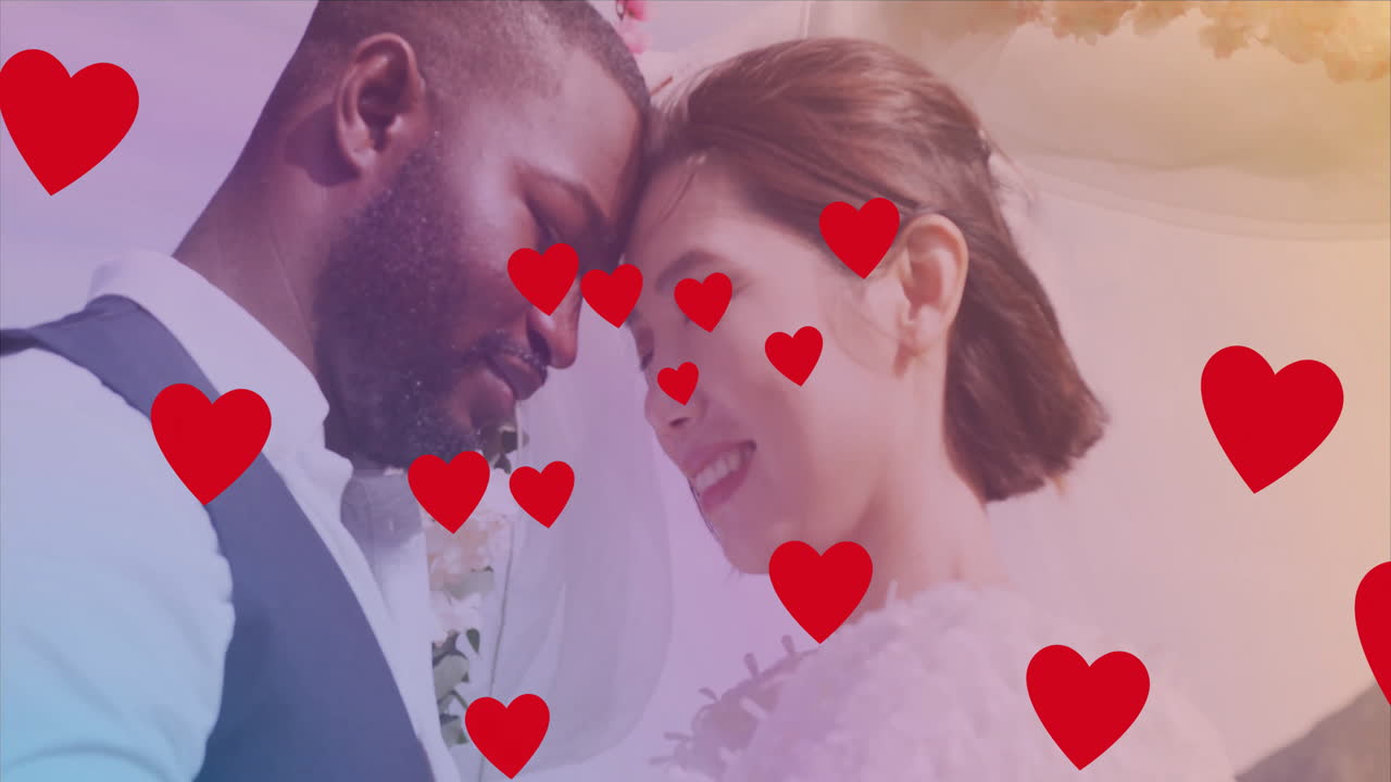 안고 미소 짓고, 은 심장 애니메이션으로 둘러싸여 있는 커플