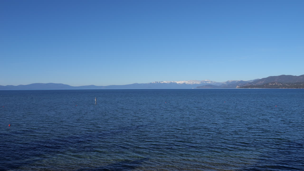 타호 호수 (lake tahoe) 의 타임 스 (timelapse) 는 보이와 멀리 있는 산의 풍경과 함께