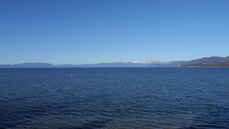 Zeitraffer-Des-Lake-Tahoe-Mit-Bojen-Und-Blick-Auf-Die-Berge-In-Der-Ferne