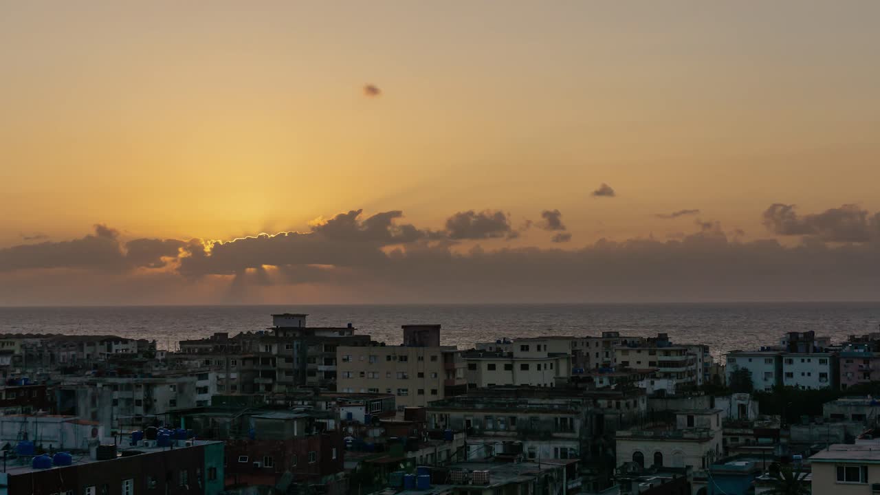다채롭고 흐린 일몰 동안 쿠바의 수도인 구 아바나 시의 주거 지역에 대한 공중의 아름다운 저속 전망
