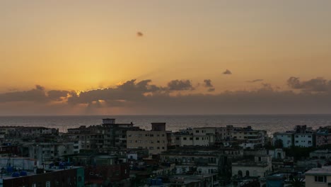 Hermosa-Vista-Aérea-De-Lapso-De-Tiempo-Del-Barrio-Residencial-En-La-Vieja-Ciudad-De-La-Habana,-Capital-De-Cuba,-Durante-Una-Puesta-De-Sol-Colorida-Y-Nublada