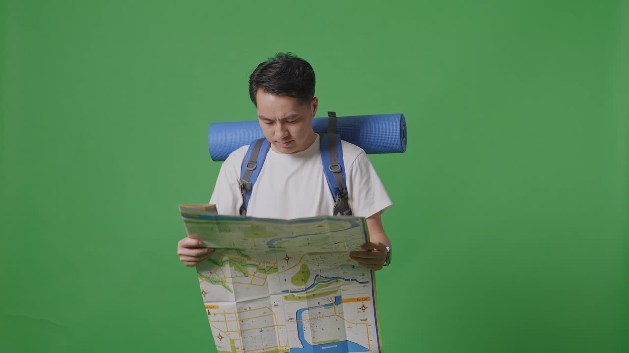 viajero mirando el mapa en la pantalla verde