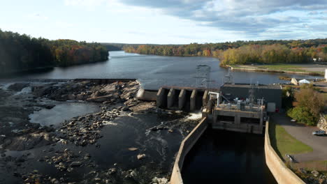 Magnífica-Toma-Aérea-De-La-Represa-De-Lisbon-Falls-En-Maine