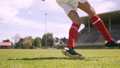 Jugador-De-Fútbol-Pateando-La-Pelota