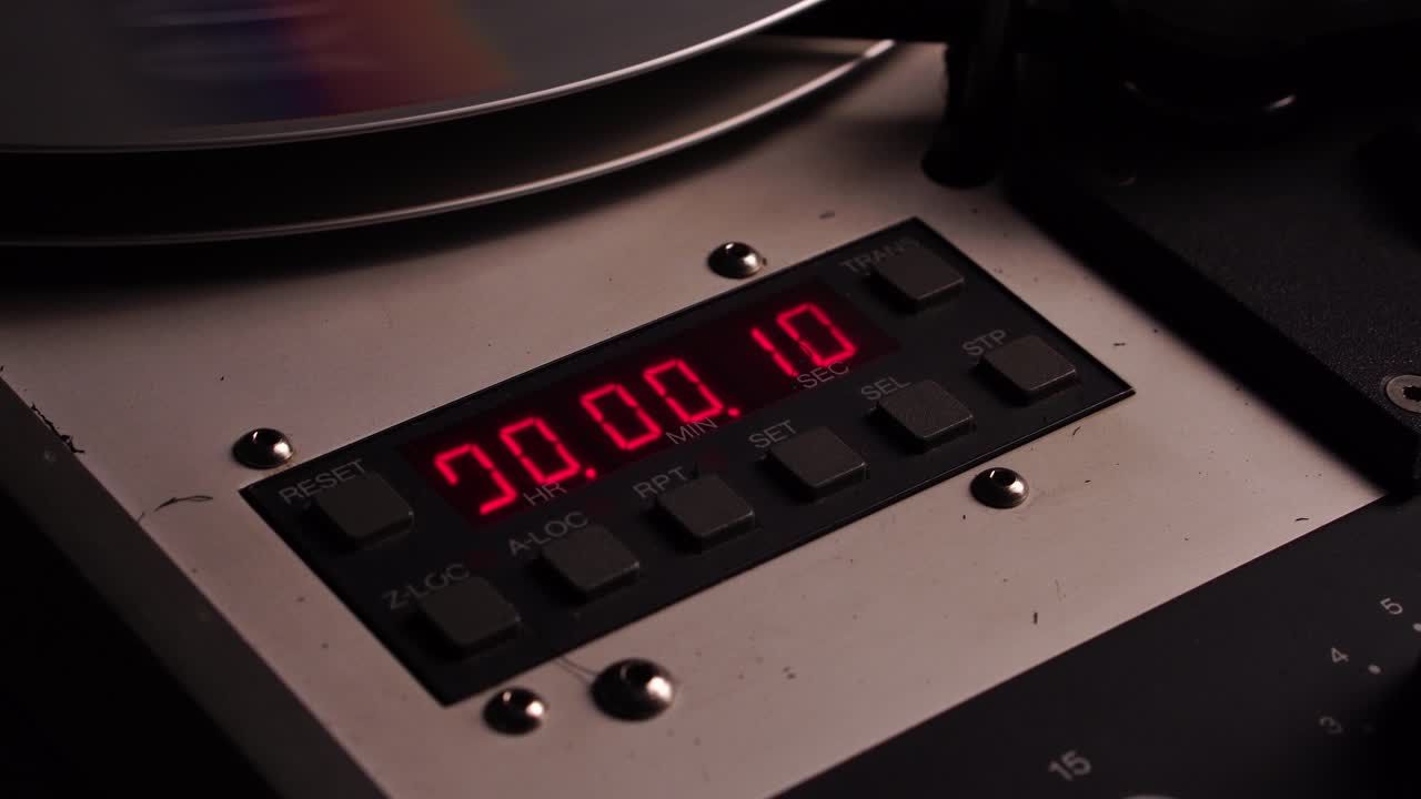 contador de tiempo en un grabador de cinta de audio profesional de carrete a carrete contando segundos de reproducción o grabación, cerca