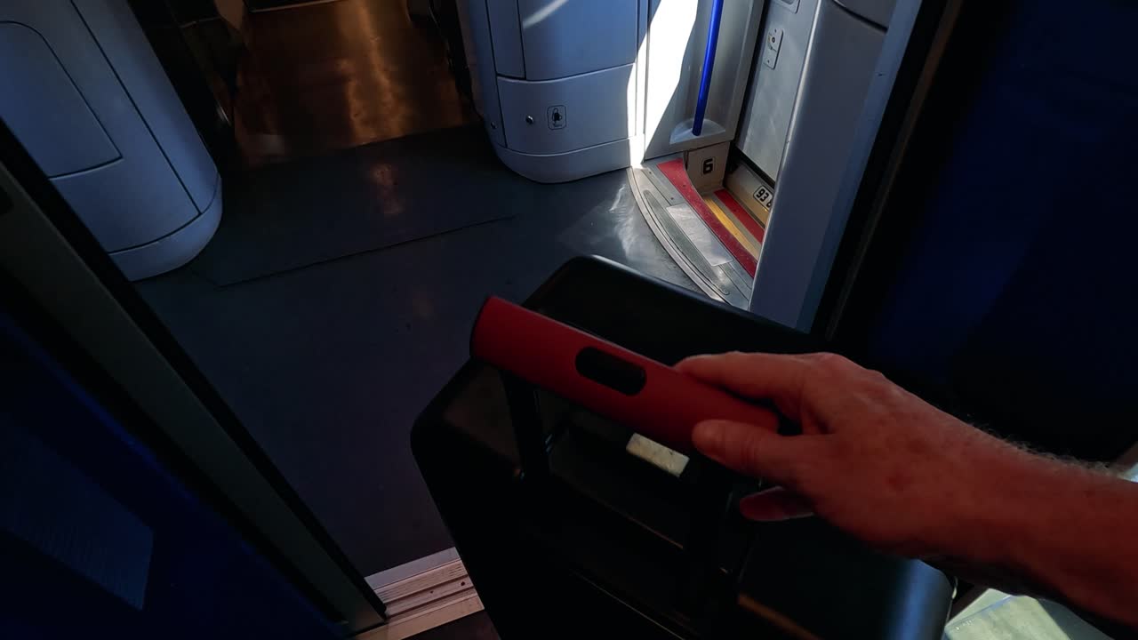 el viajero mueve la maleta a través del tren en italia.