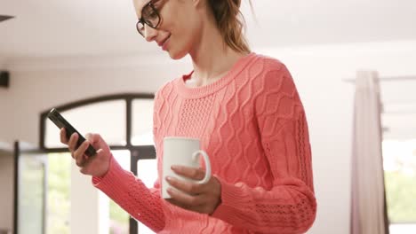 Hübsche-Brünette-Benutzt-Smartphone,-Während-Sie-Kaffee-Trinkt