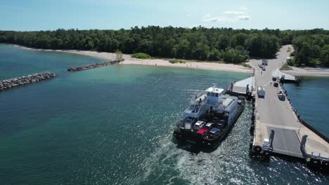 el ferry de coches de la isla de washington se acerca al muelle.