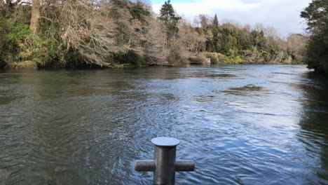 Der-Waikato-Fluss,-Der-An-Einem-Hellen-Tag-In-Hamilton,-Neuseeland,-Sanft-Fließt,-Passierte-Die-Ankerwinde-Des-Bootes