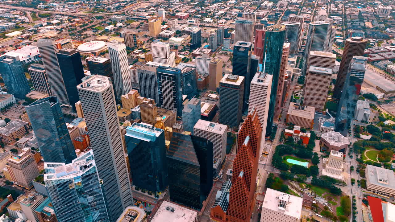 Houston, USA, 24 novembre 2025: Vista aerea a picco sui grattacieli del centro di Houston. Ripresa verticale dall'alto con drone degli edifici e delle strade della città di Houston, Texas, nel quartiere finanziario.