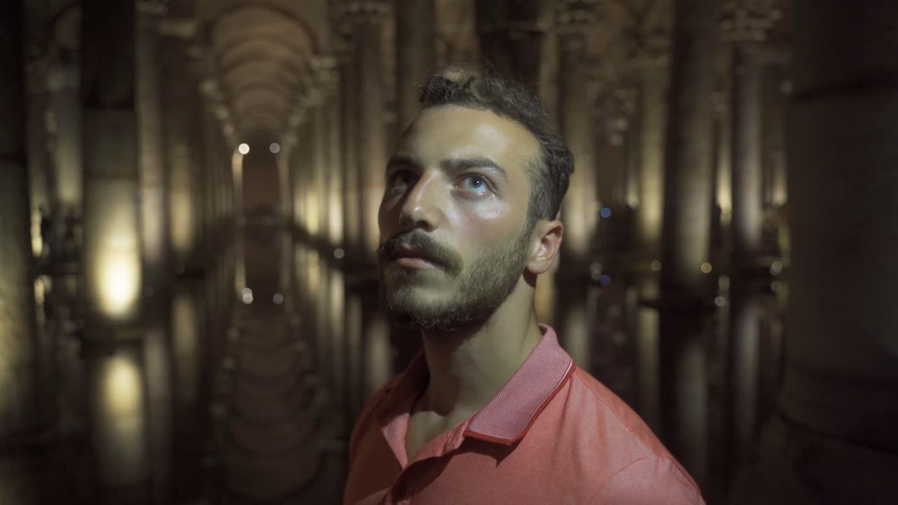 그의 꿈에서 주위를 둘러보는 사람.