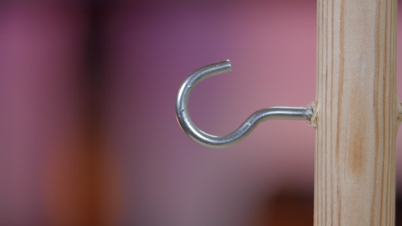 tocar un toro retro clásico juego de pub anillo suspendido balanceándose en un gancho, cámara lenta, cerrar