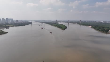 Paisaje-Urbano-De-Hanoi-En-Vietnam-Y-El-Río-Rojo-Bajo-El-Puente-Nhat-Tan