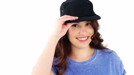 Hermosa-Mujer-Ajustando-La-Gorra