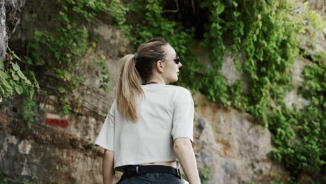 mujer rubia caminando en las colinas, unidad con la naturaleza
