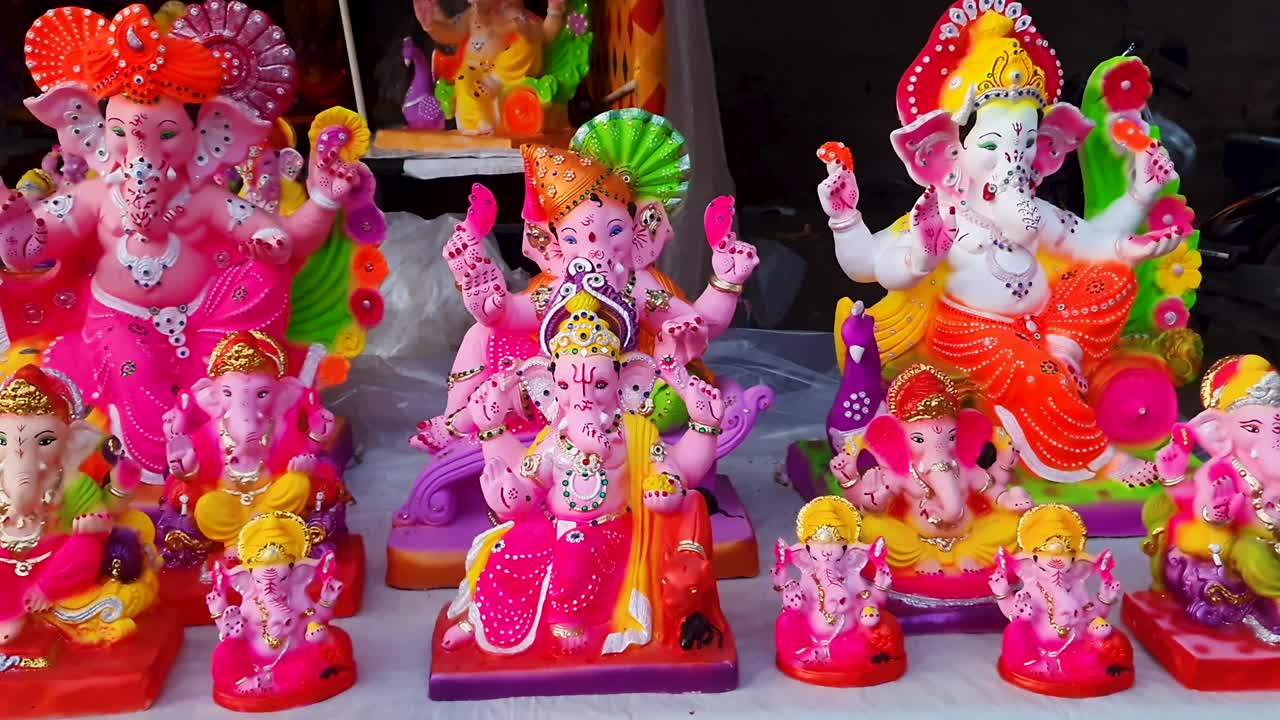 Idoli di Ganesh artigianali esposti al mercato per i compratori del festival