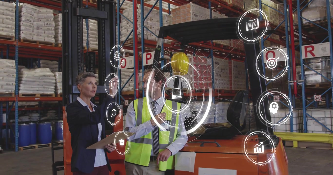 Colleghi che esaminano degli appunti in un magazzino, con icone dell'interfaccia utente che appaiono intorno a un carrello elevatore, mentre analizzano l'inventario.