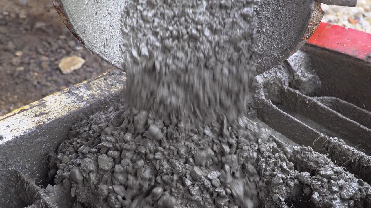 큰 자갈로 만든 콘크리트 혼합물을 건설 현장의 거푸집에 붓는다