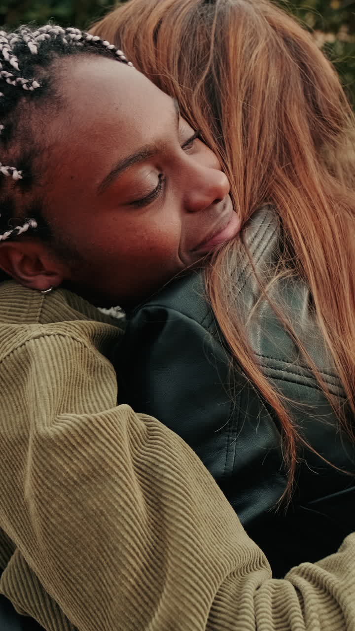 Abbraccio emozionante tra due amici diversi all'aperto.