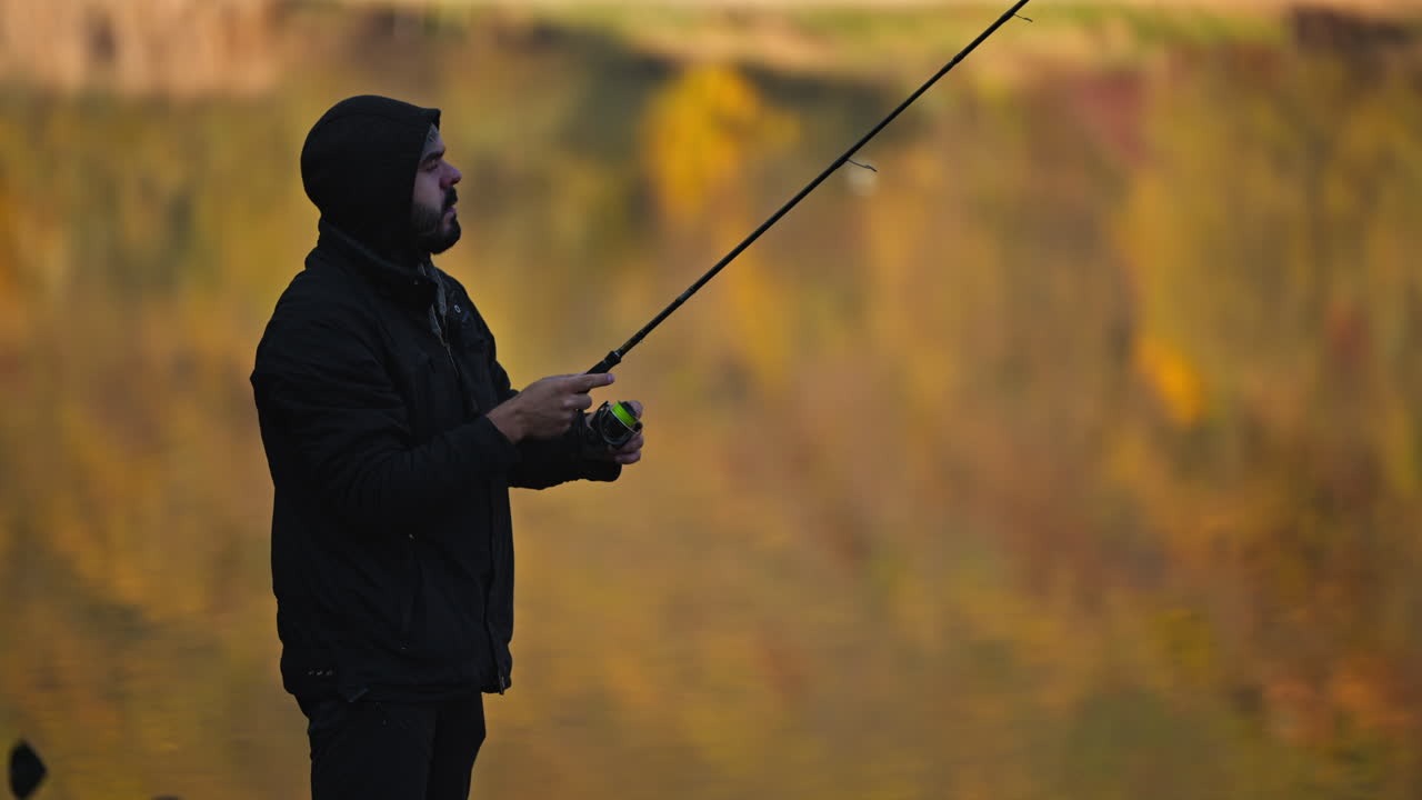 Seorang Pemancing Menikmati Hari di Danau