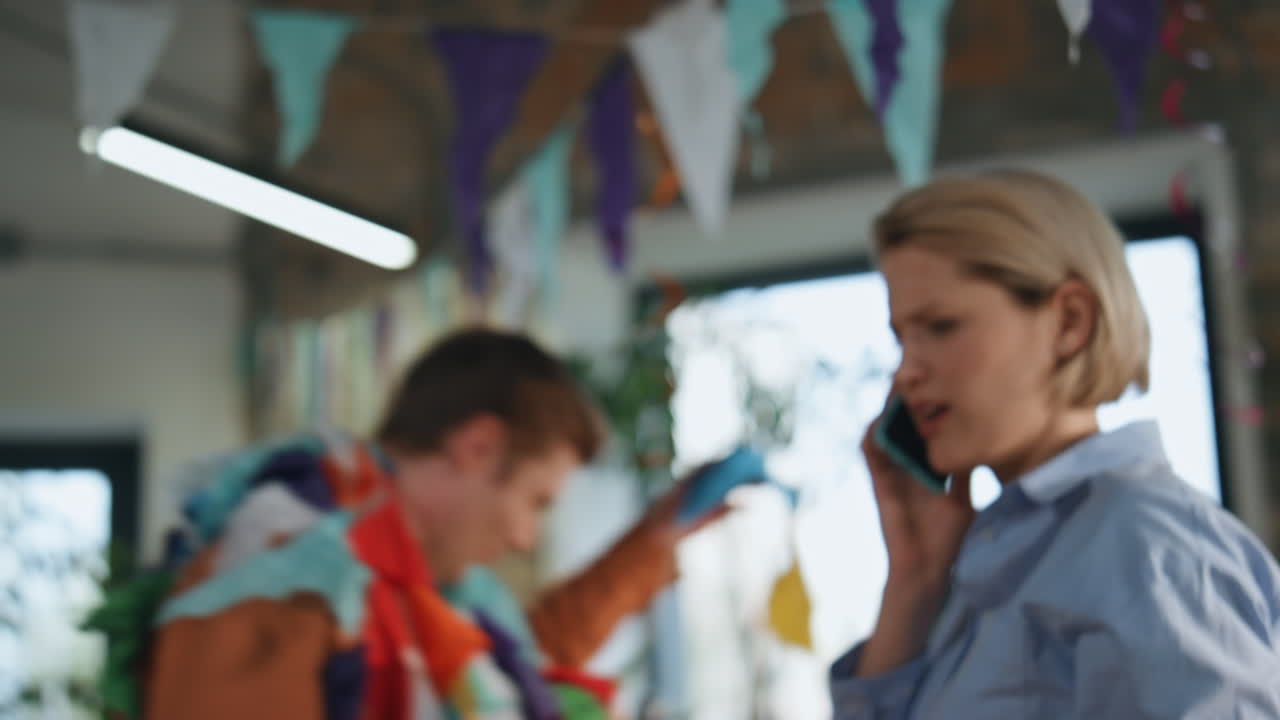 사무실 직원들이 함께 축하 생일 파티를 준비하고 있습니다.