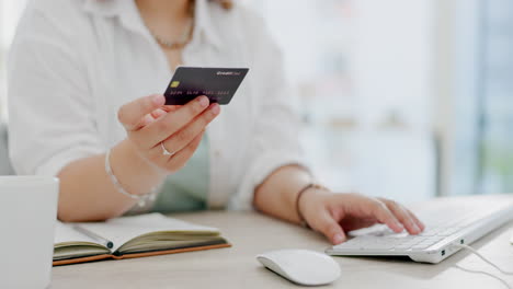 manos de la mujer, tarjeta de crédito y computadora para en línea
