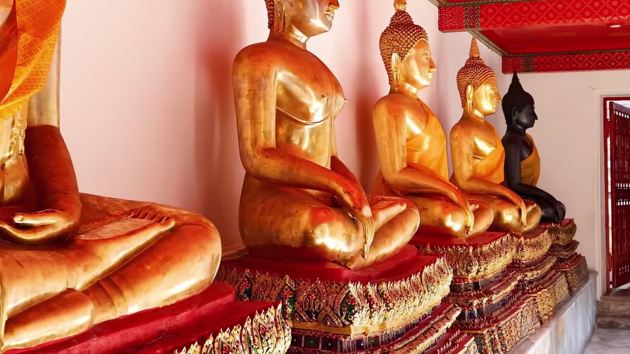 fila de estatuas de buda en el templo de wat pho