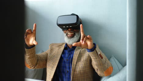 hombre de negocios de alto nivel experimentando auriculares vr 4k 4k