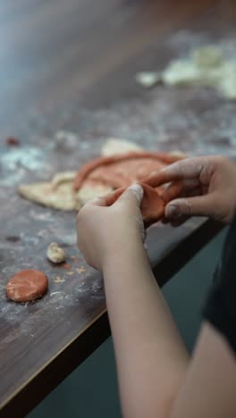 niño esculpido con arcilla