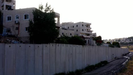 el campamento de refugiados de anata en palestina detrás de un muro de hormigón - aero