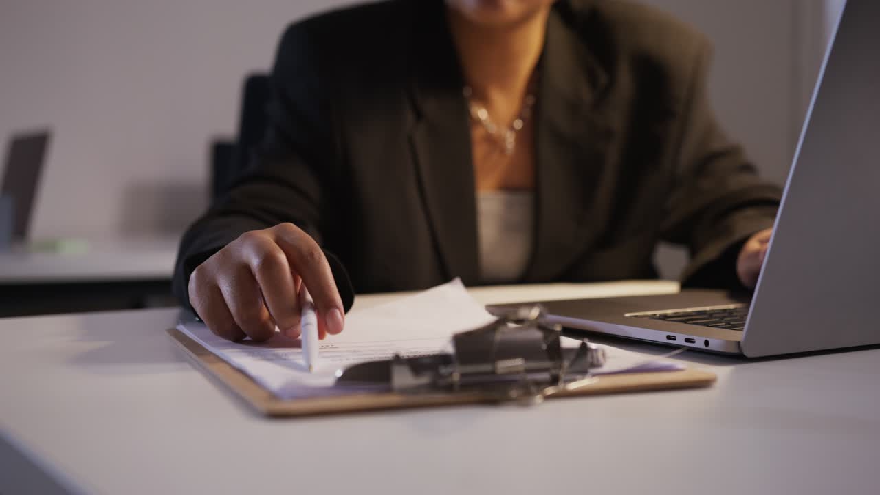 mulher preenchendo documentos no escritório