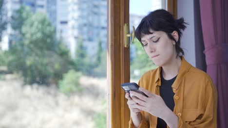 La-Joven-Que-Envía-Mensajes-De-Texto-Por-Teléfono-Rompe-Con-Su-Novio.