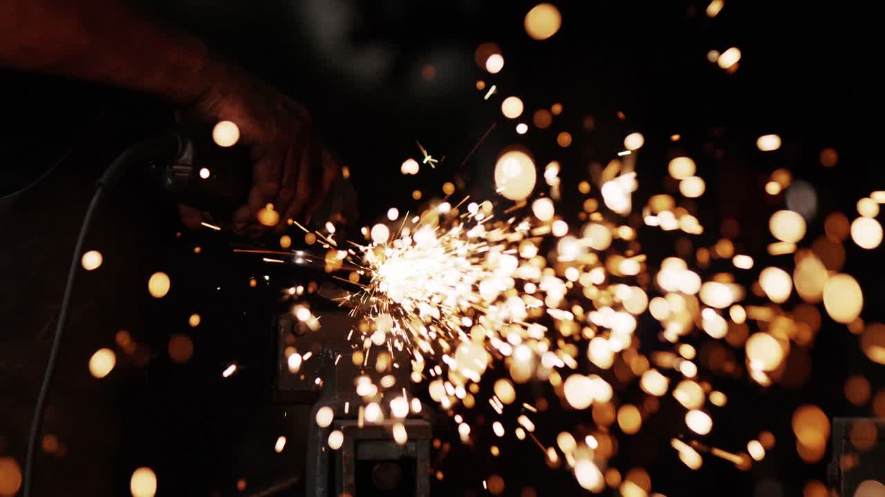 saldatore con sega circolare elettrica