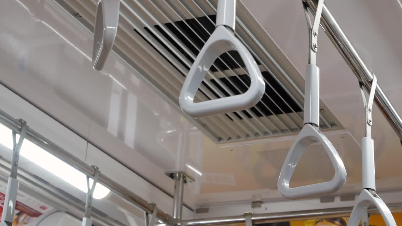 일본 도쿄의 열차-지하철 열차의 핸드 홀더 확대