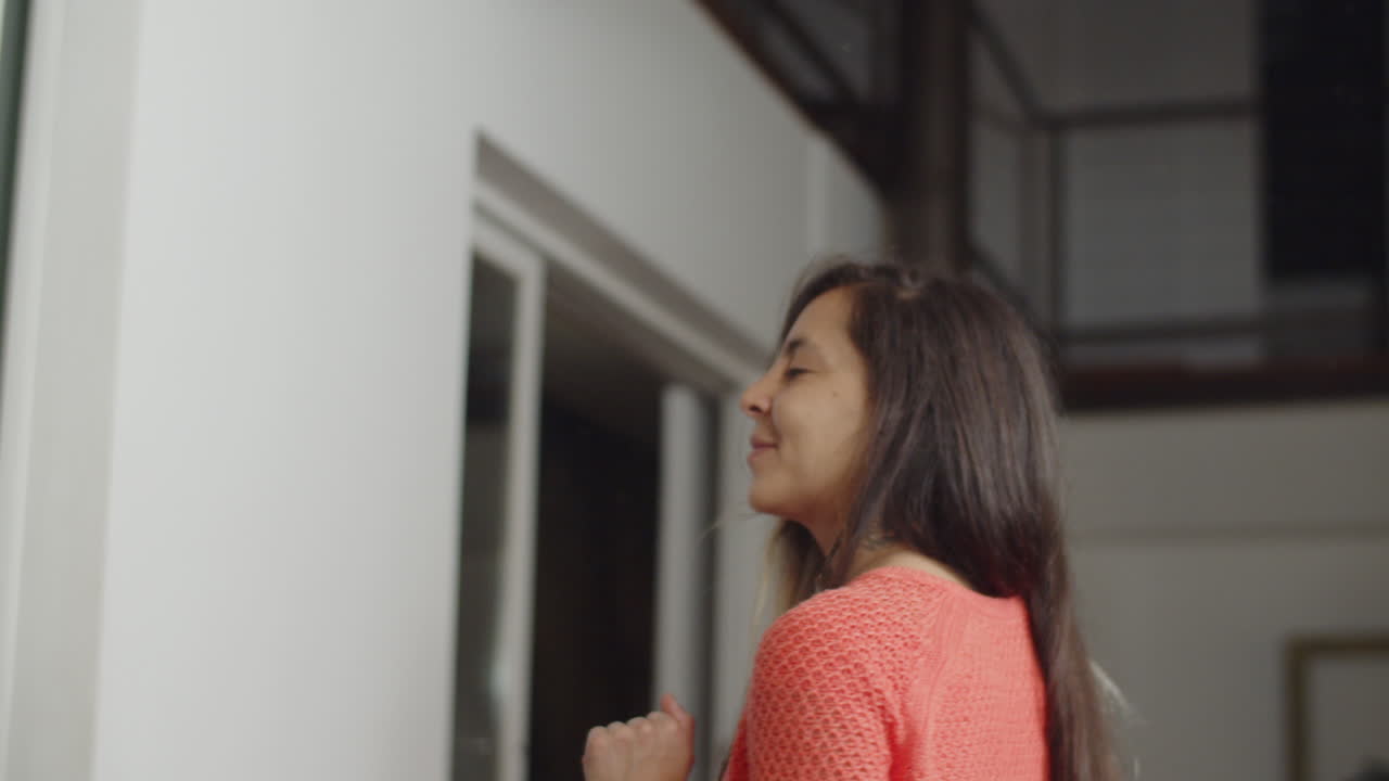 행복 한 여자 가 메이크업 을 교정 하고 거울 을 보고 있다