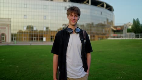 joven sonriendo afuera en la ciudad