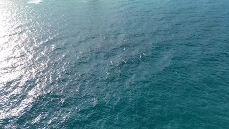 surfistas y barcos en sesión de entrenamiento oceánico