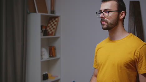joven pintor en el estudio de arte