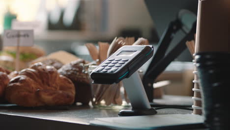 cliente haciendo un pago sin contacto usando un teléfono inteligente transferencia de dinero móvil gastando dinero en un café disfrutando del servicio en un restaurante