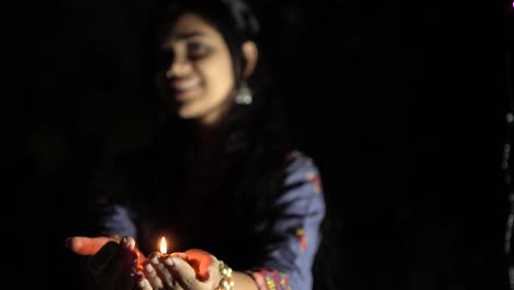 niña india con diwali diya