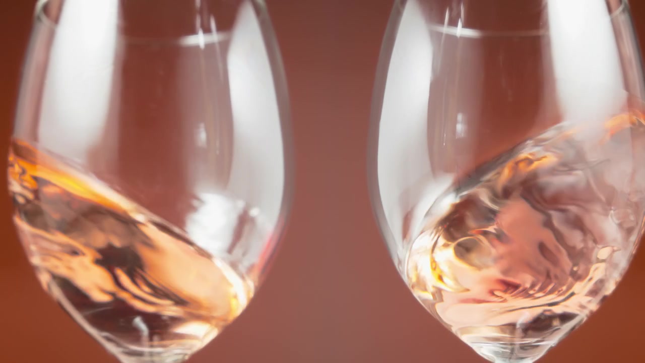 Dos copas de vino rosado.