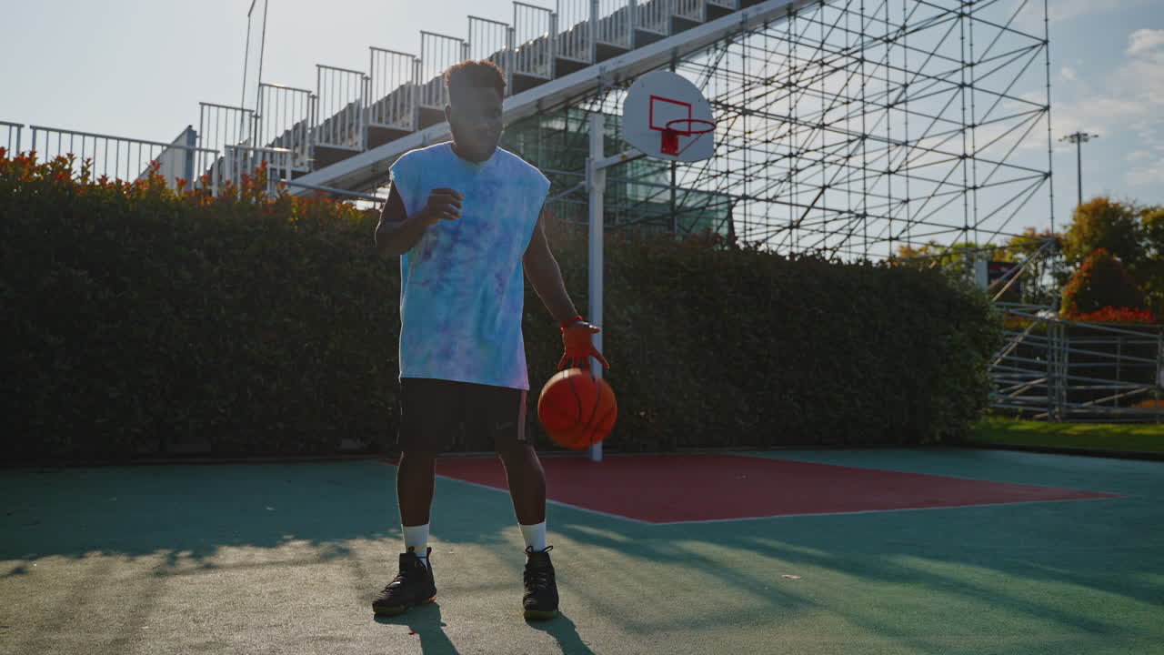 hombre jugando al baloncesto al aire libre