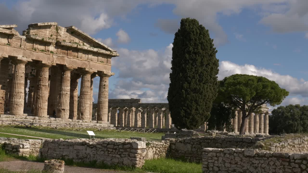 헤라 의 첫 번째 와 두 번째 사원