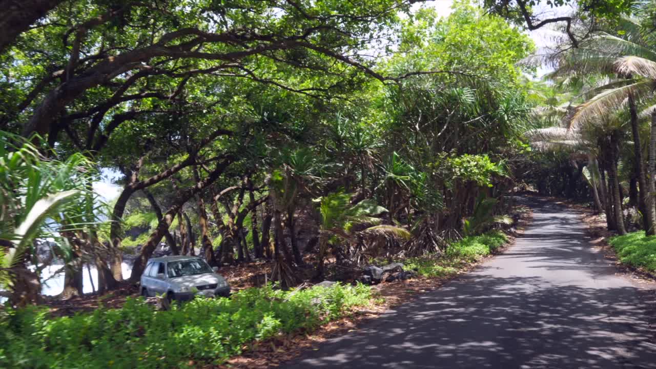 태평양 의 섬 에서 외 ⁇  의 바다 도로 를 따라 운전 하고 있다