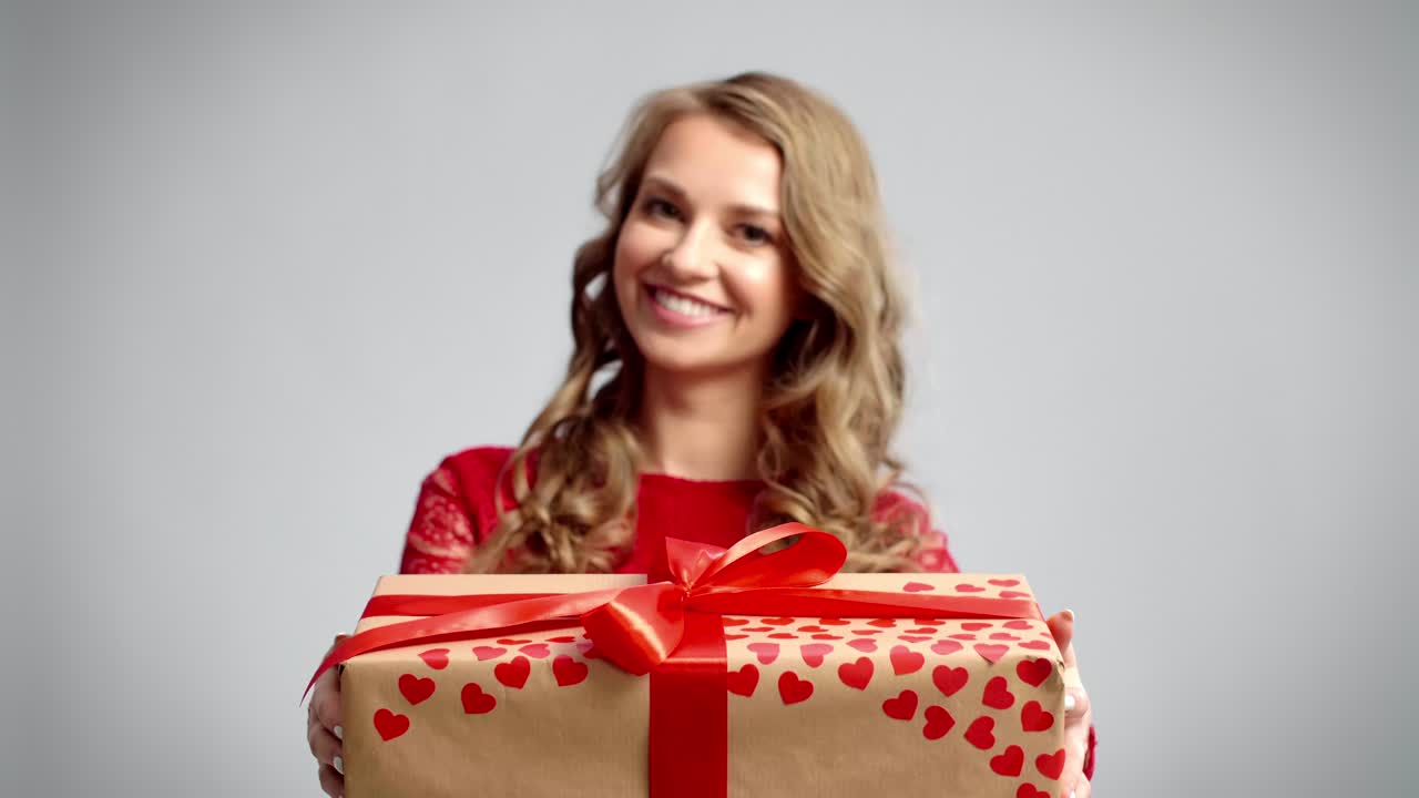 mujer hermosa dando un gran regalo