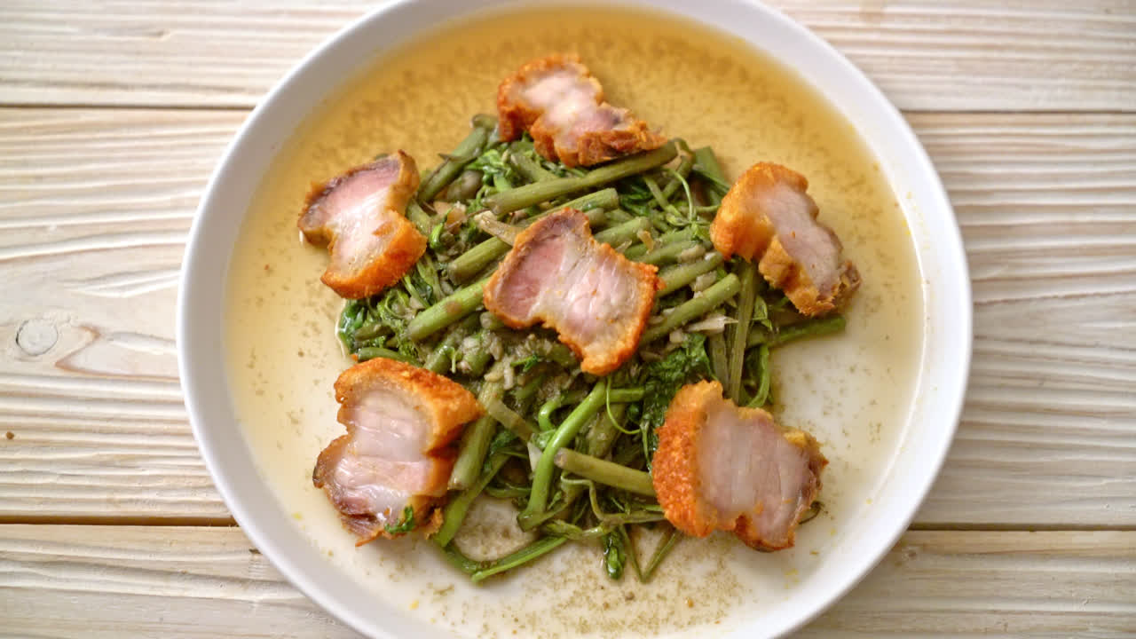 바삭한 삼겹살을 곁들인 물 미모사 볶음